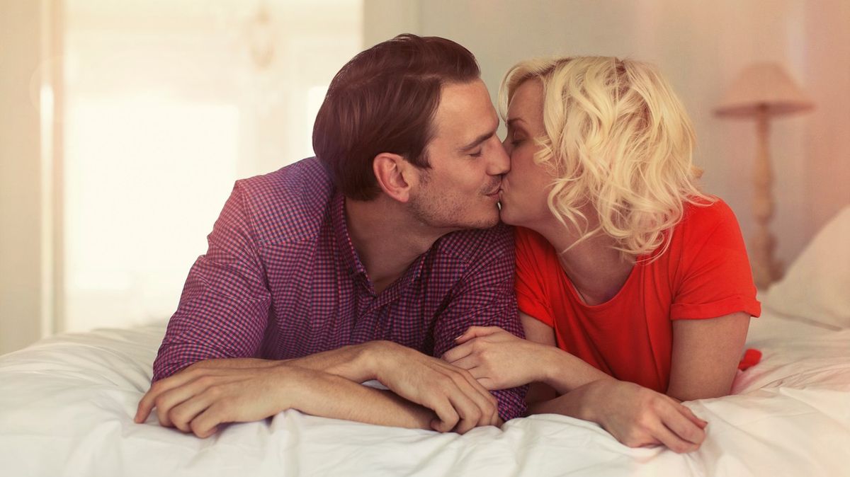 Romantické líbání mezi partnery je starší, než se myslelo